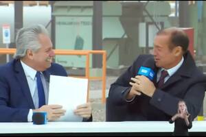 El presidente Alberto Fernández con el gobernador Omar Gutiérrez, luego de anunciar el llamado a licitación del gasoducto Néstor Kirchner