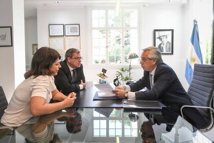 El presidente Alberto Fernández con Germán Martínez, presidente del bloque de Frente de Todos, y Carolina Gaillard, titular de la Comisión de Juicio Político