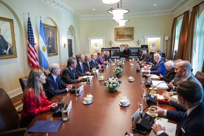 El presidente Alberto Fernández con la comitiva de Argentina junto al presidente de EE. UU. Joe Biden