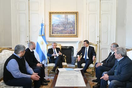 El presidente Alberto Fernández, con Pablo Moyano, Martín Guzmán, Sergio Massa, Héctor Daer y Carlos Acuña, antes del anuncio de la suba del piso de Ganancias