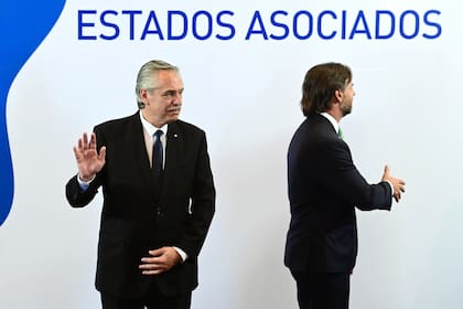 Alberto Fernández y Luis Lacalle Pou, el martes pasado, en la cumbre del Mercosur, en Montevideo