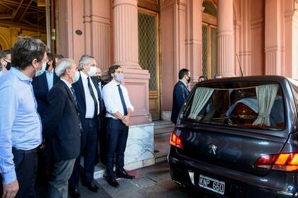 El presidente Alberto Fernández durante el traslado del féretro de Diego Maradona