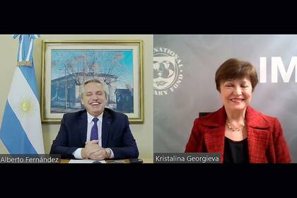 El presidente Alberto Fernández durante el encuentro virtual con Kristalina Georgieva, del FMI.