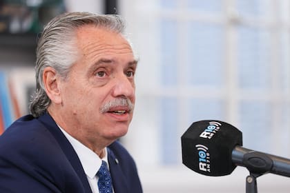 El presidente Alberto Fernández, durante la entrevista radial que concedió esta mañana