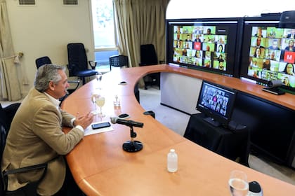 En videoconferencia con los gobernadores en Olivos para analizar la situación de la pandemia