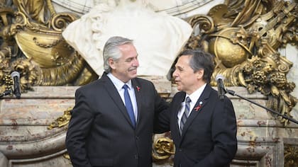 El presidente Alberto Fernández, en diciembre, cuando le tomó juramento al nuevo ministro de Trasporte, Diego Giuliano.