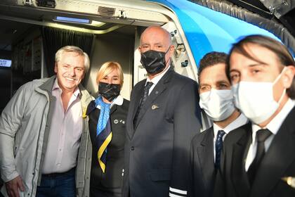 El presidente Alberto Fernández, en el avión de Aerolíneas que lo llevó a Madrid 