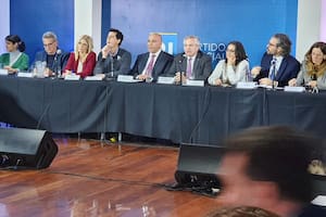 El presidente Alberto Fernández, en el centro de la mesa que conduce la reunión del PJ