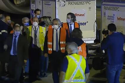 El presidente Alberto Fernández en Ezeiza por la llegada de vacunas Sinopharm en un vuelo proveniente de China