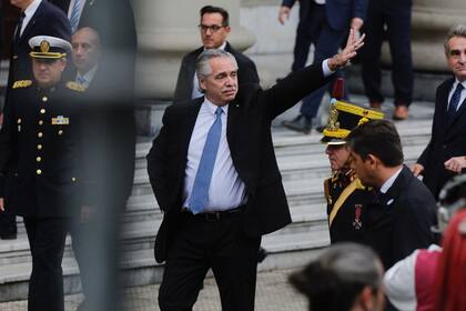 El presidente Alberto Fernández en la escalinata de la Catedral metropolitana