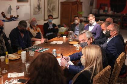 El presidente Alberto Fernández, en una reunión con empresarios pyme en Ituzaingó; su nueva campaña consiste en "escuchar más que hablar"