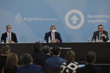 El presidente Alberto Fernández en un acto con los ministros Martín Guzmán y Matías Kulfas