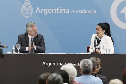 El presidente Alberto Fernández encabeza junto a Luana Volnovich el anuncio del plan “La libertad de elegir”.