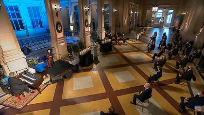 El presidente Alberto Fernández encabeza un homenaje a los fallecidos por el Covid-19 en la Argentina. En el Centro Cultural Kirchner.