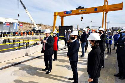 El presidente Alberto Fernández encabezó el acto de bajada de una tunelera de AySA, bautizada como "Eva", en el Sistema Agua Sur en la localidad de Bernal