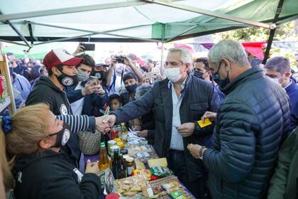 El presidente Alberto Fernández, esta tarde durante una recorrida por una feria de Dock Sud.