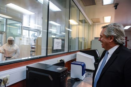 El presidente Alberto Fernández, durante una visita al Instituto Malbrán