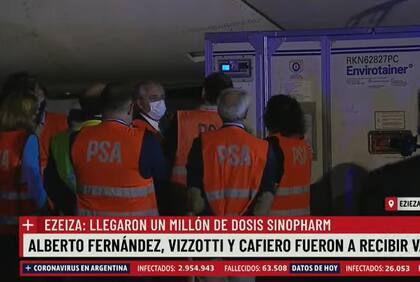 El presidente Alberto Fernández fue a recibir las vacunas a Ezeiza.
