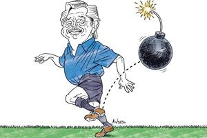 El presidente Alberto Fernández hace un taquito con una "pelota bomba". Ilustración de Alfredo Sabat.