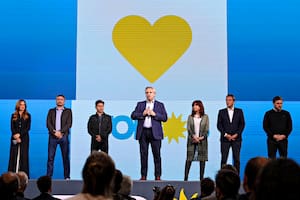 El presidente Alberto Fernández junto a dirigentes y candidatos en el búnker del Frente de Todos