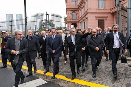 El presidente Alberto Fernández le aceptó la salida a todos los ministros de su Gabinete, incluso el titular de la cartera de Seguridad, aunque la medida entrará en vigencia el 10 de diciembre
