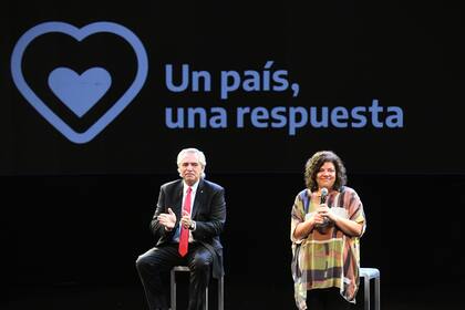 El presidente Alberto Fernández junto a Carla Vizzotti, ministra de Salud