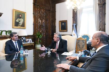 El presidente Alberto Fernández junto a Jorge Capitanich y Juan Manzur