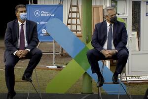 El presidente Alberto Fernández junto a Jorge Capitanich durante un acto en Chaco