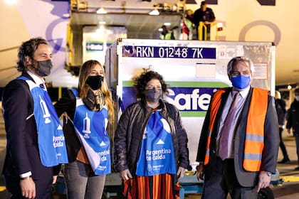 El presidente Alberto Fernández, junto a la ministra Vizzotti, la asesora Nicolini y el jefe de Gabinete, Cafiero