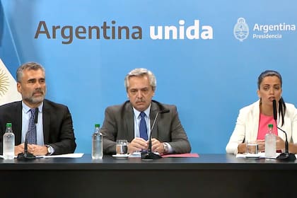 El presidente Alberto Fernández junto a Luana Volnovich y Alejandro Vanoli