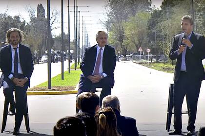 El presidente Alberto Fernández junto a Santiago Cafiero y Sergio Massa