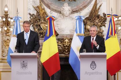 El presidente Alberto Fernández junto a su par de Rumania, Klaus Iohannis