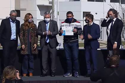 El presidente Alberto Fernández junto a Victoria Tolosa Paz en la entrega de viviendas y créditos para la construcción