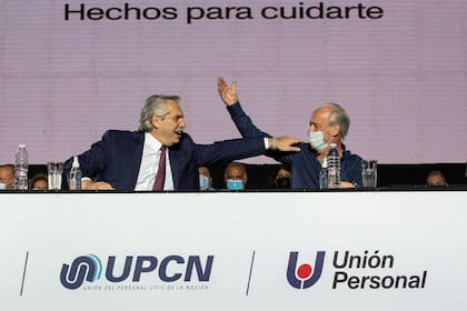 El presidente Alberto Fernández junto al secretario general de UPCN, Andrés Rodríguez