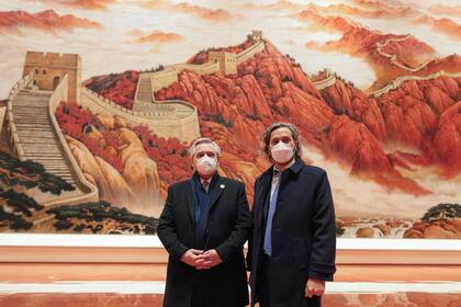 El presidente Alberto Fernández junto al canciller Santiago Cafiero en China.