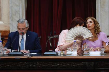 El presidente Alberto Fernández, la vicepresidenta Cristina Kirchner y la presidenta provisional del Senado, Claudia Abdala de Zamora, durante la apertura de Sesiones Ordinarias 2023