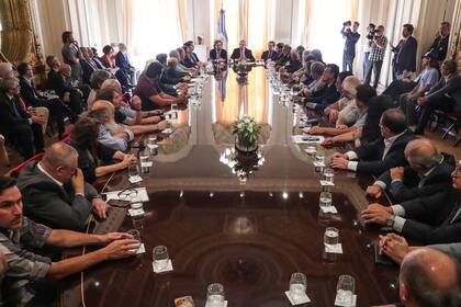 El presidente Alberto Fernández reunido con sindicalistas en la Casa Rosada