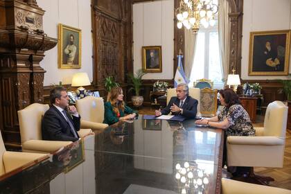 El presidente Alberto Fernández reunido con los ministros Sergio Massa, Victoria Tolosa Paz y Raquel "Kelly" Olmos