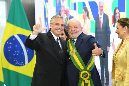 El Presidente Alberto Fernández saluda a su par Luiz Inácio Lula da Silva.