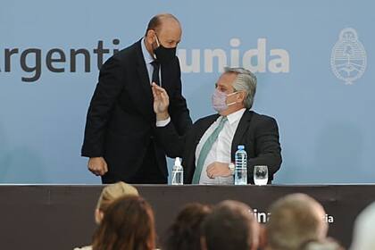 El presidente Alberto Fernández saluda al gobernador de Formosa, Gildo Insfrán, durante el acto por el Día Internacional de la Mujer