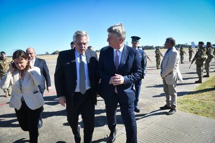 El presidente Alberto Fernández saluda al gobernador Sergio Ziliotto al llegar a La Pampa