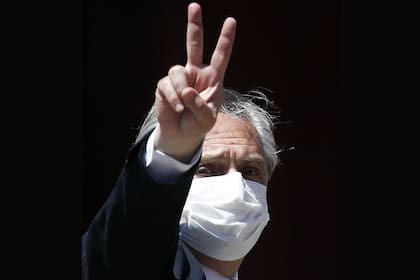 Fernández saluda al llegar a la casa de gobierno para una ceremonia en honor a Néstor Kirchner en el décimo aniversario de su muerte, 27 de octubre