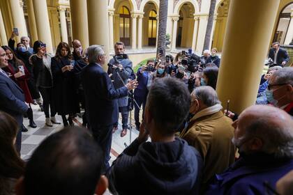 El presidente Alberto Fernández saludó a los periodistas acreditados en la Casa de Gobierno por el Día del Periodista