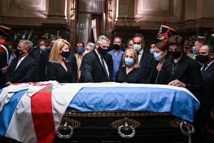 El presidente Alberto Fernández se despide de los restos de Carlos Menem