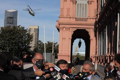 El presidente Alberto Fernández se retira en su helicóptero mientras los integrantes de la Mesa de Enlace hablan con la prensa