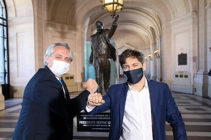 Alberto Fernández y Axel Kicillof, frente a la estatua de Néstor Kirchner en el CCK