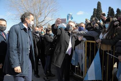 El presidente Alberto Fernández se toma una foto junto a otros asistentes al acto en Quilmes.