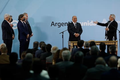 El Presidente Alberto Fernández, toma juramento a los nuevos Ministros: Juan Manzur, Jefe de Gabinete;