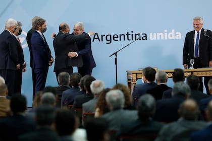 El Presidente Alberto Fernández, toma juramento a los nuevos Ministros: Aníbal Fernández, Ministro de Seguridad