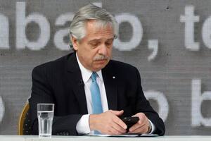 El presidente Alberto Fernandez viendo su celular